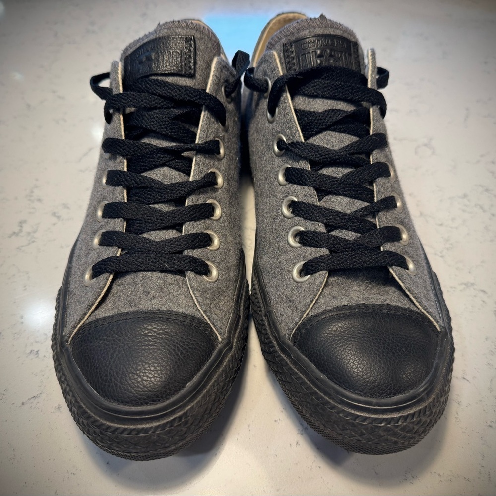 Converse men’s 8.5 size low top Chuck Taylor- RARE - Picture 2 of 5